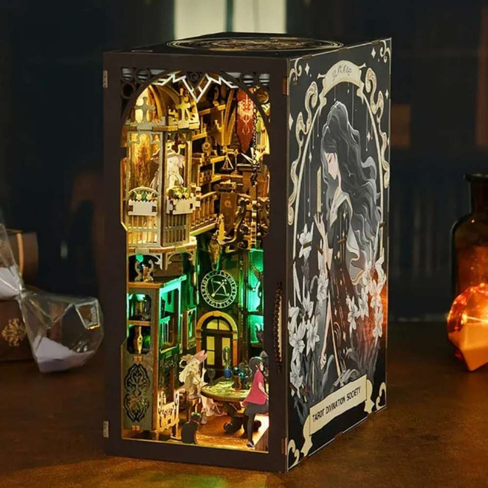 Book nook : Tarot Divination